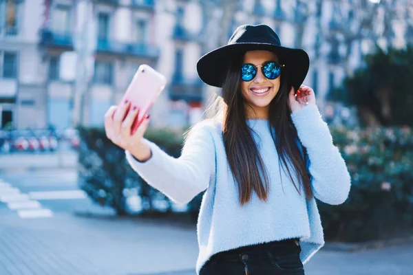 Trendy Dressed Female Blogger Mobile Technology Smiling Camera While Clicking — Fotografia de Stock