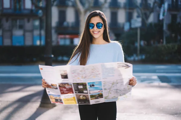 Joyful Vrouw Trendy Zonnebril Zoek Naar Locatie Kaart Kiezen Route — Stockfoto