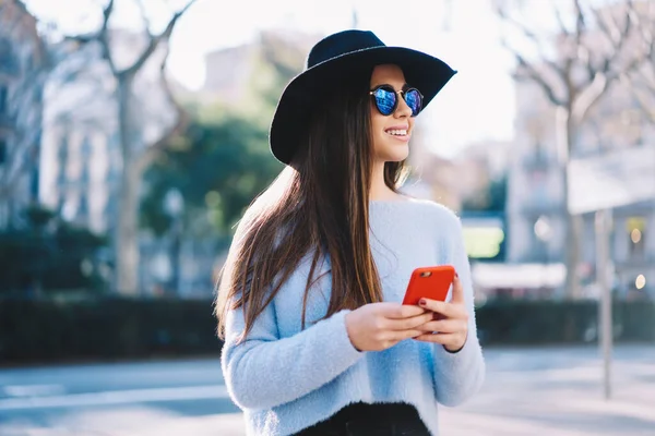 Trendy Gekleed Vrouwelijke Blogger Met Mobiele Technologie Glimlachen Tijdens Vrije — Stockfoto