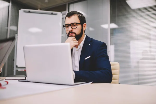 Focused Man Beard Formal Suit Glasses Using Netbook Sitting Table — Stockfoto