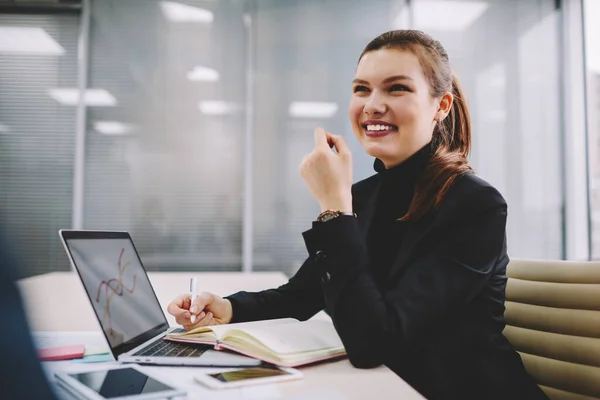 Positive Lady Formal Clothes Using Laptop Diagrams Writing While Sitting — Foto de Stock