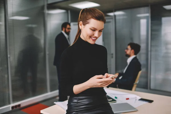 Happy Vrouw Zwarte Outfit Browsen Smartphone Met Pauze Het Werk — Stockfoto