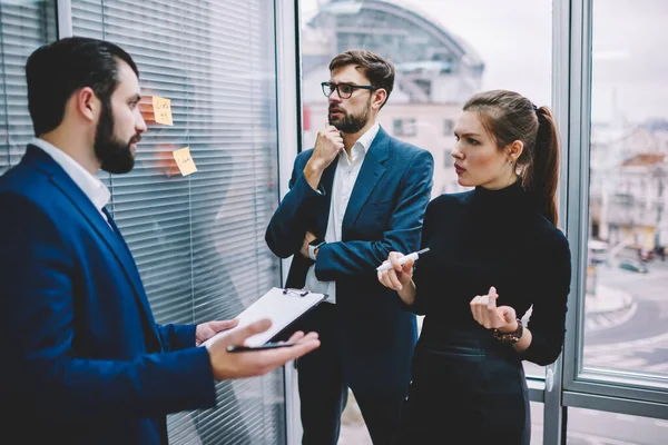 Grupp Fokuserade Unga Ekonomichefer Casual Kläder Upptagen Med Att Fatta — Stockfoto