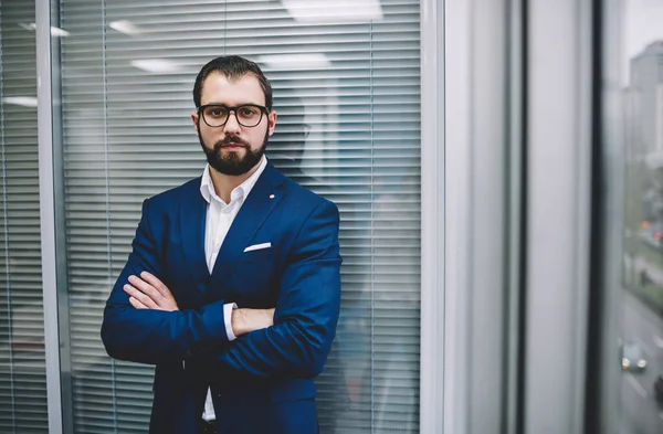 Bearded Male Entrepreneur Elegant Suit Eyewear Standing Confident Pose Arms — Zdjęcie stockowe