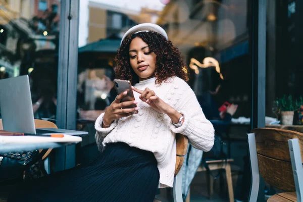 Skicklig Mörkhyad Kvinna Frilansare Arbetar Café Terrass Med Mobiltelefon Ansluten — Stockfoto