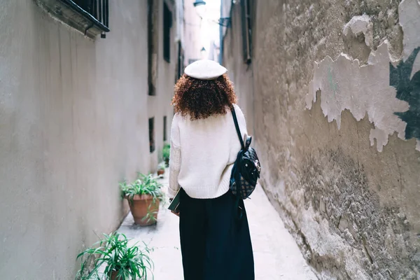 Back View Dark Skinned Curly Woman Traveler Walking City Street — Zdjęcie stockowe