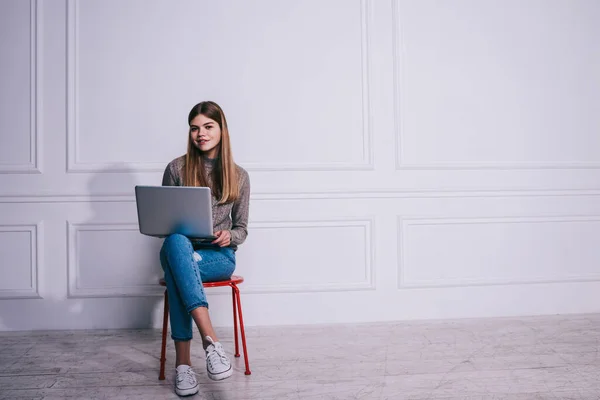 Glad Woman Freelancer Looking Camera Sitting Chair Crossed Legs Laptop — Stock fotografie
