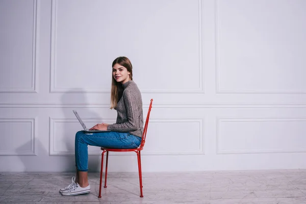 Zijaanzicht Van Glimlachende Vrouwelijke Werknemer Afstand Casual Kleding Zittend Stoel — Stockfoto