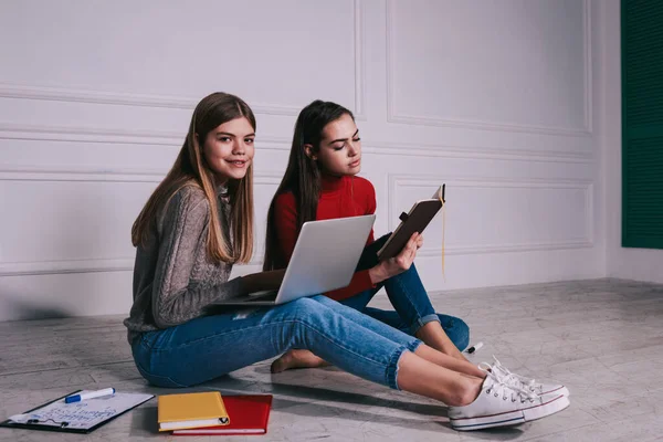 Jonge Vrouwelijke Vrienden Casual Kleding Zitten Vloer Met Laptop Leerboeken — Stockfoto