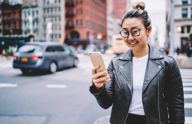 Komik bir milenyum blogcusu elinde mobil teknolojisiyle tek başına tatillerde kameraya gülümsüyor. Elinde akıllı telefon cihazı olan mutlu Çinli kız, kenti keşfetme yolculuğunun keyfini çıkarıyor.