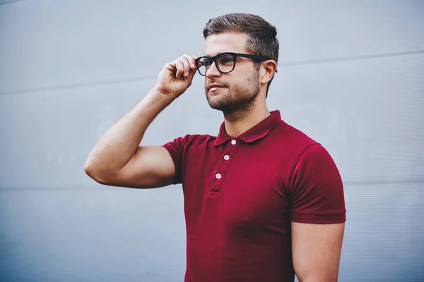Pensive Male Beard Casual Clothes Eyeglasses Standing Street Gray Wall — Stock Photo, Image