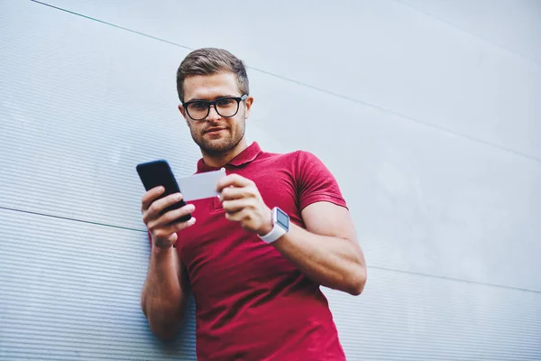 Van Onderen Van Kalme Man Met Baard Casual Kleding Polshorloge — Stockfoto