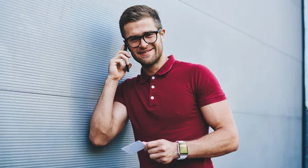 Smiling Male Beard Casual Clothes Eyeglasses Leaning Gray Wall Talking — Stock Photo, Image