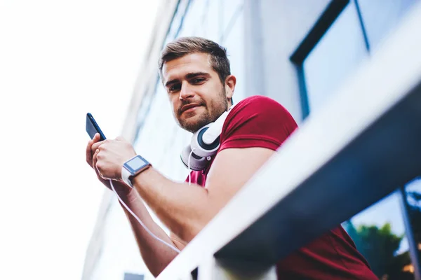 Low Angle Young Smiling Hipster Smartwatch Headphones Relaxing Balcony Browsing — Stock Photo, Image