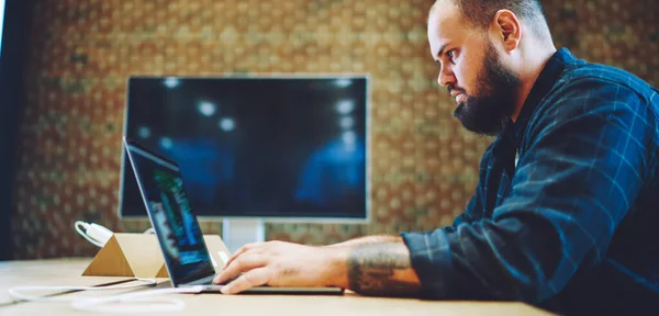 Skilled Male Freelancer Beard Using Laptop Computer Online Messaging Chatting — Fotografie, imagine de stoc