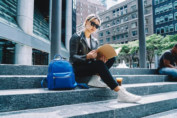 Moda Giyinmiş Güneş Gözlüklü Deri Ceketli Bir Bayan Öğrenci Şehrin — Stok fotoğraf