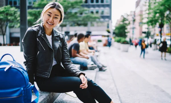 Portret Van Vrolijke Japanse Vrouwelijke Toerist Trendy Leren Jas Rustend — Stockfoto