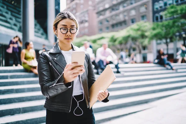 Japanese Female Tourist Electronic Headphones Using Media Application Modern Cellphone — Zdjęcie stockowe