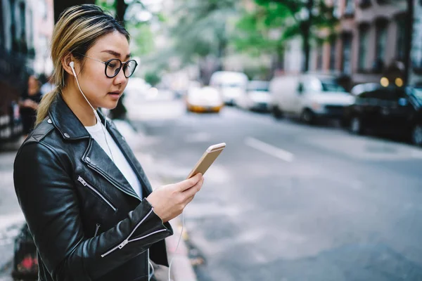 Millennial Female Tourist Tracking Gps Smartphone Application Choosing Music Song — Zdjęcie stockowe