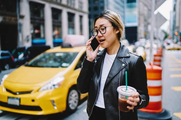 Japanese Hipster Girl Trendy Eyewear Making International Communication Cellphone Talk — Stockfoto