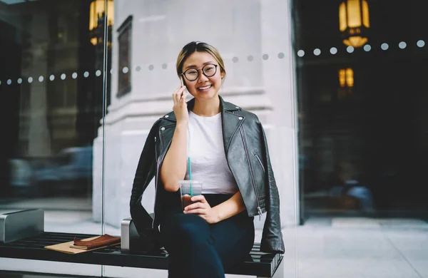 Retrato Mujer Asiática Alegre Gafas Ópticas Disfrutando Conversación Móvil Mientras — Foto de Stock
