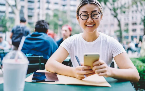 Portret Wesołej Hipsterki Okularach Optycznych Dla Ochrony Wzroku Uśmiechnięty Aparatu — Zdjęcie stockowe