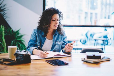 Ortak çalışma alanında mobil uygulama kullanarak sosyal medyada içerik metni okuyan Kafkas blogcu, eğitim ders kitabı kontrolü yapan bin yıllık öğrenci ağlarda akıllı telefon mesajı aldı