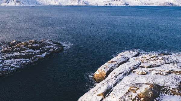 Adembenemend Vogelperspectief Majestueuze Fjord Bergen Bedekt Met Sneeuw Winter Uitzicht — Stockfoto