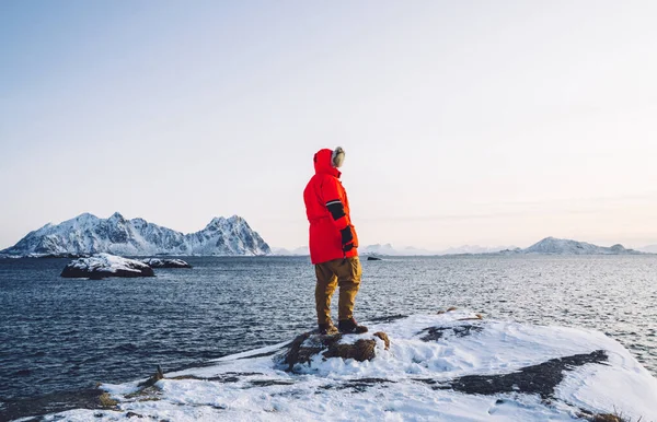 지방을 여행하는 사람들은 북극해의 목적지와 자연을 지대에서 즐기고 있습니다 — 스톡 사진