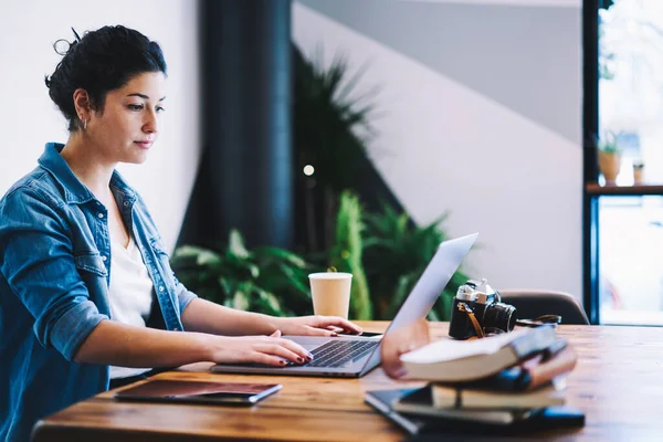 Caucasian Photographer Working Media Files Modern Laptop Computer Using Coworking — Fotografia de Stock