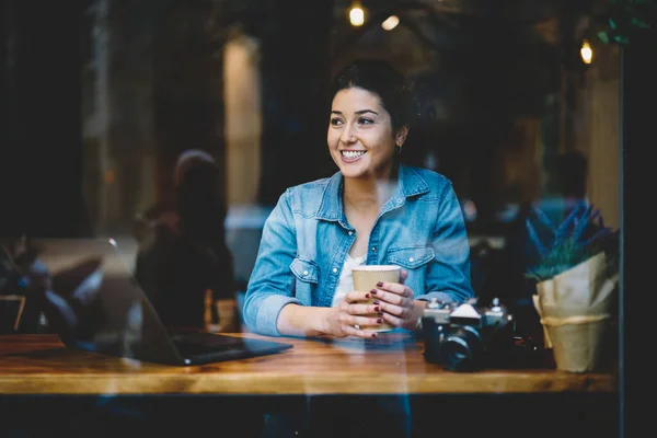 Χαρούμενη Hipster Κορίτσι Takeaway Καφέ Κάθεται Στο Τραπέζι Καφετέρια Σύγχρονη — Φωτογραφία Αρχείου