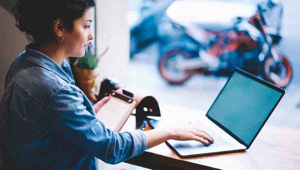 Millennial Vrouwelijke Freelancer Met Onderwijs Leerboek Zoeken Mediabestand Voor Download — Stockfoto