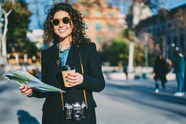 Media Longitud Retrato Turista Alegre Gafas Sol Con Estilo Celebración — Foto de Stock