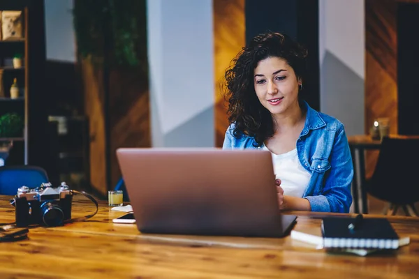 Caucasian Female Watching Webinar Video Information Media Edition Laptop Computer — стоковое фото