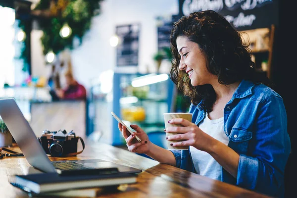 Chica Hipster Feliz Con Café Para Usando Dispositivo Celular Para —  Fotos de Stock