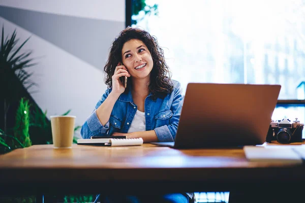 Alegre Estudiante Femenina Con Computadora Portátil Utilizando Teléfono Inteligente Para —  Fotos de Stock