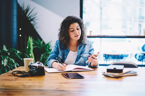 Caucaisan Blogger Reading Content Text Social Media Using Mobile Application — Foto Stock