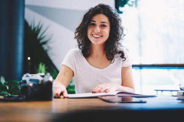 Portrait Cheerful Female Student Education Notepad Sketches Smiling Camera Happy — Fotografie, imagine de stoc