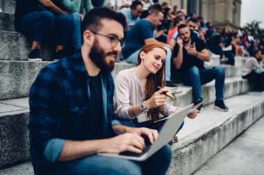 Bulanık meslektaşımla internet projeksiyonu ve beyin fırtınası yaparken modern dizüstü bilgisayarla ilgili bilgi arama, kentteki iş birliği toplantısını düşünme üzerine seçici bir odaklanma.