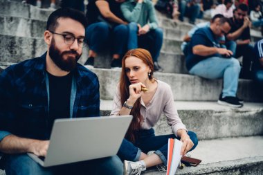 İnternette araştırma yapmak için dizüstü bilgisayar uygulaması kullanan ve seyahat tatillerinde uzaklık web projeksiyonu yapan beyaz tenli meslektaşlar, web tasarımı konusunda yetenekli erkek ve kadın işbirlikçileri