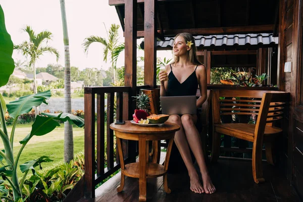 Full Body Satisfied Female Freelancer Enjoying Summer Morning Outdoor Cafe — Fotografia de Stock