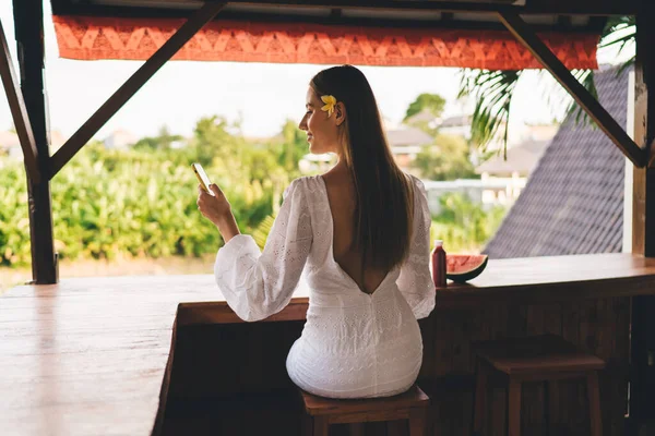 Tropikal Bir Ülkede Tatillerde Kafede Oturan Mesajlaşmak Için Cep Telefonunda — Stok fotoğraf