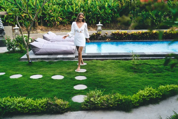 Content Female Traveler Casual Wear Strolling Barefoot Green Lawn While — Fotografie, imagine de stoc