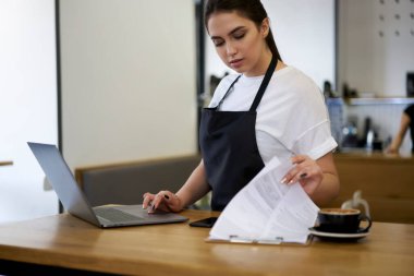 Kafkasyalı yetenekli kadın kahveci. Çalışma sırasında kahve dükkanının faturalarını ve finansmanını kontrol ediyor. Profesyonel kadın yönetici kafe planlama bütçesi dizüstü bilgisayar kullanıyor.