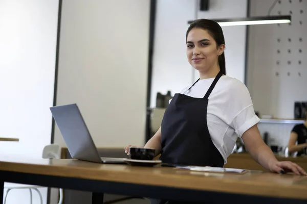 Half Length Portrait 20S Prosperous Female Employee Coffee Shop Apron — Stock Photo, Image