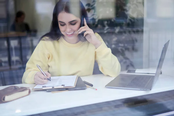 Cheerful Caucasian Business Woman Discussing Finance Report While Talking Mobile — Stockfoto