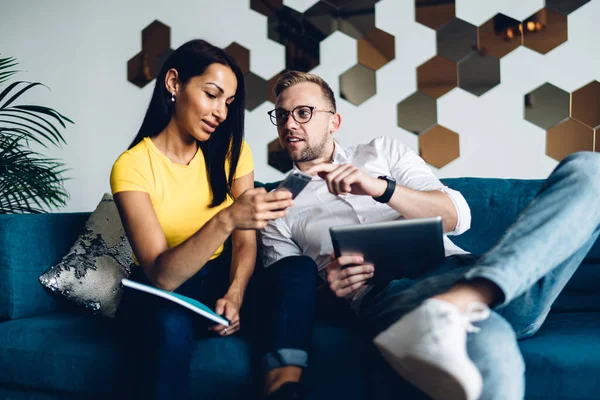 Young Serious Man Actively Gesticulating Explaining Ethnic Female Friend Work — Stockfoto