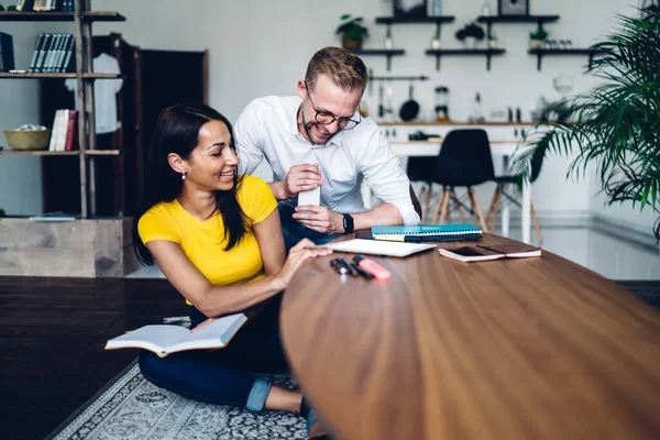 Full Length Cheerful Multiracial Coworkers Casual Wear Gathering Wooden Table — Foto de Stock