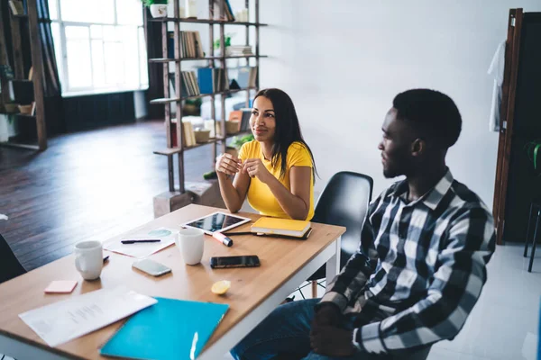 High Angle Content Multiracial Coworkers Casual Wear Sitting Wooden Table — Foto Stock