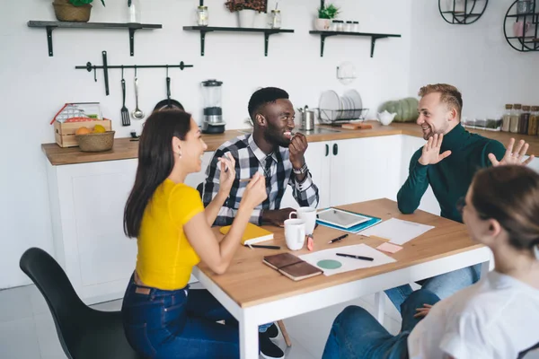 High Angle Multiethnic Male Female Coworkers Gathering Table Cozy Kitchen — ストック写真